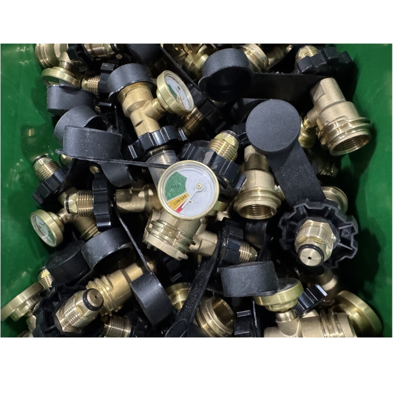 Adaptador de tanque de propano de latão com medidor converte POL em QCC1